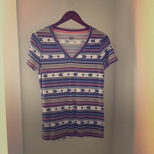 Arrow print v-neck tee